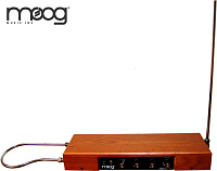 Moog Etherwave Theremin Standard  терменвокс, электронный музыкальный инструмент для бесконтактного исполнения. Звуковой диапазон 5 октав, корпус из ясеня, адаптер для микрофонной стойки