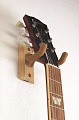 K&M 16220-000-95 настенный держатель для гитары на деревянном основании